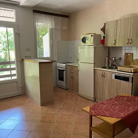 Garabuczi Apartment *